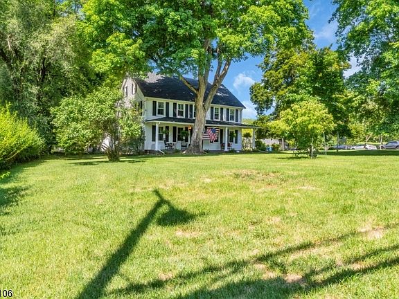 3rd image of 585 Meadow Rd