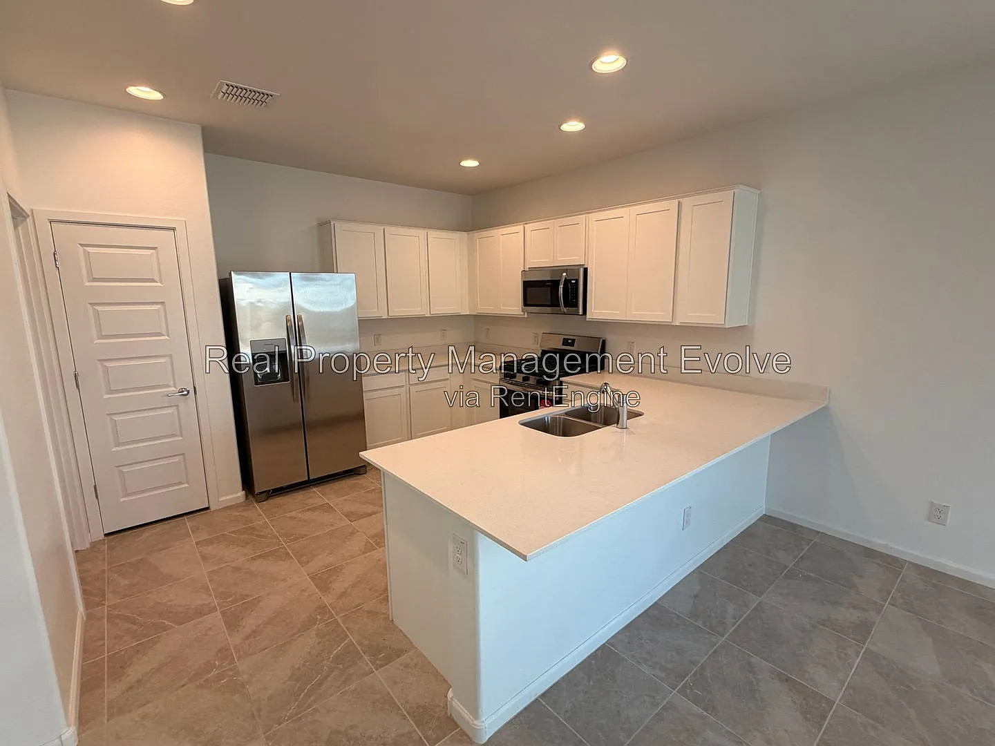 3 bed, 2.0 bath, 1411 sqft, $2,000 — Photo 4