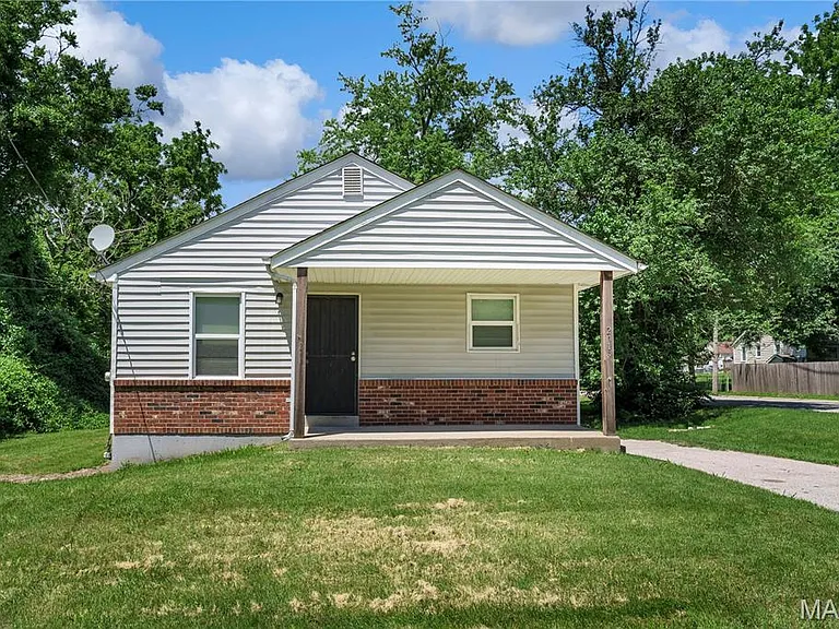 201 Becker Dr — Photo 1
