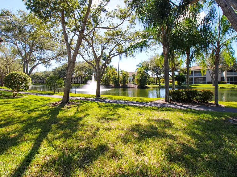 600 Diamond Cir #607 — Photo 8