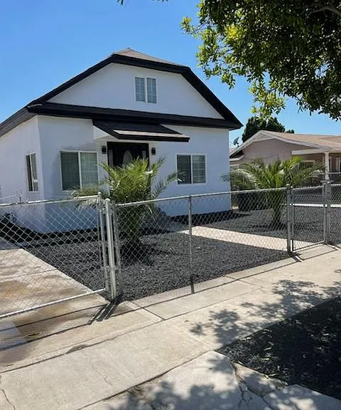 242 W East St — Photo 1
