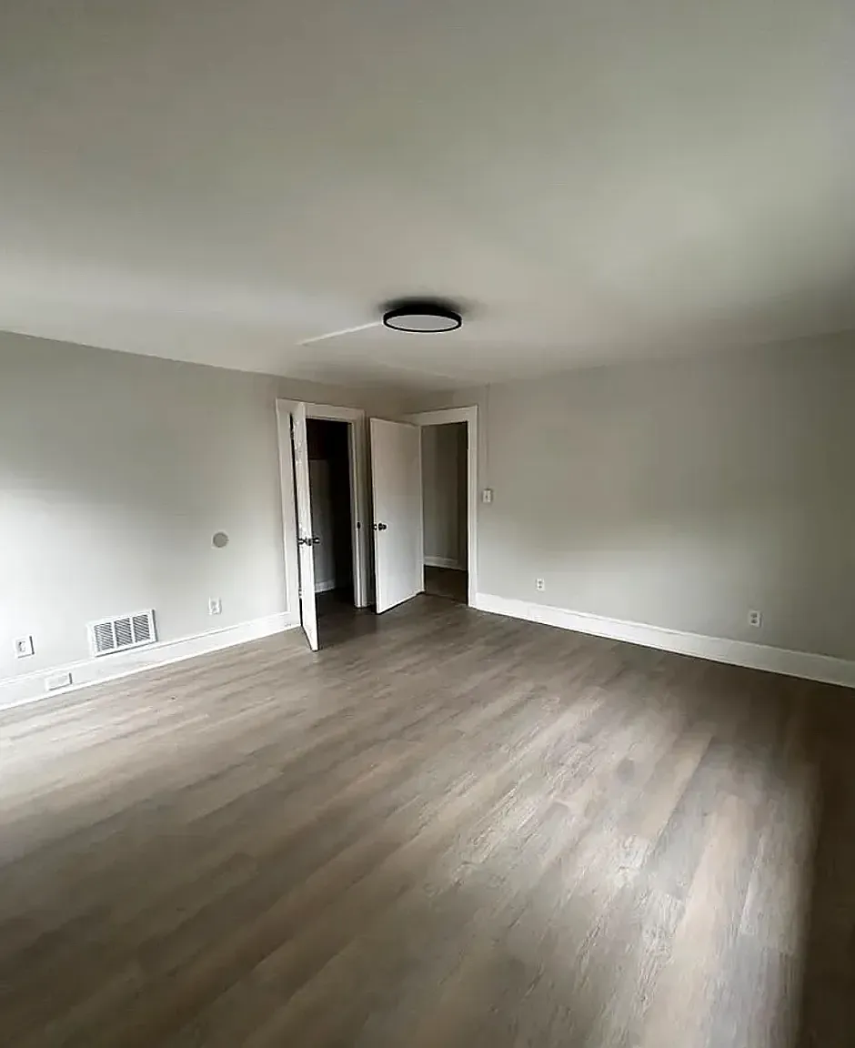 3 bed, 1000 sqft, $2,349 — Photo 3