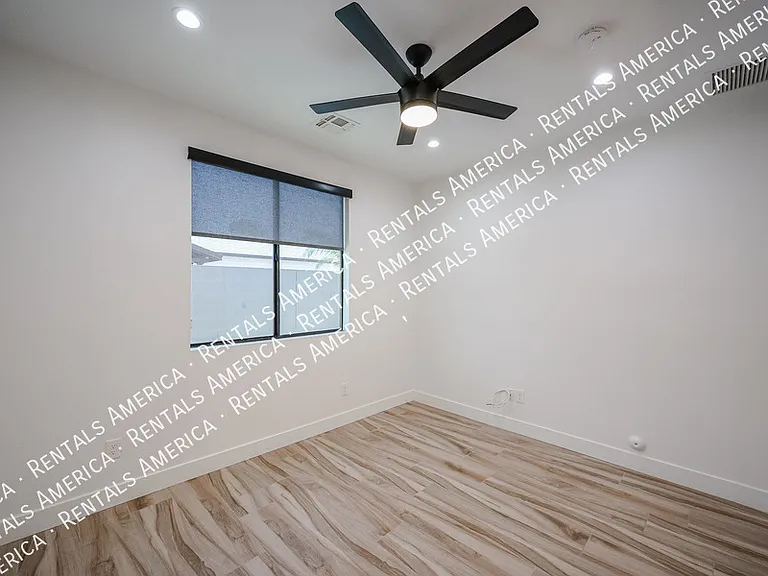 2418 E Amelia Ave — Photo 24