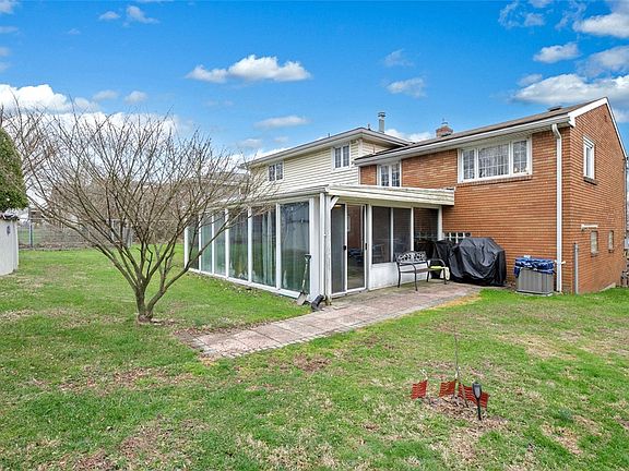 3rd image of 113 Leslie Rd