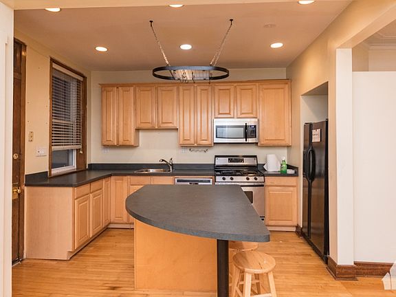 3rd image of 5240 N Kenmore Ave #3