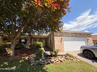 215 Royal Oaks Dr, Maryville, TN 37801