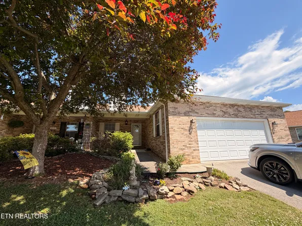215 Royal Oaks Dr, Maryville, TN 37801