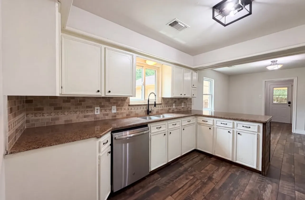 4 bed, 2.5 bath, 2365 sqft, $2,169 — Photo 4