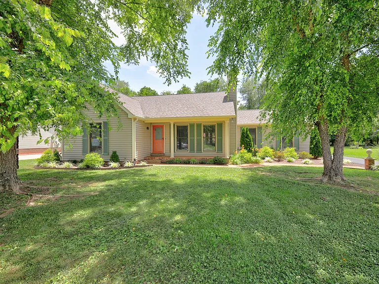 3215 Arthur Dr — Photo 2