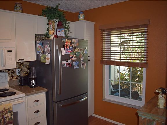 4th image of 1121 Thayer St