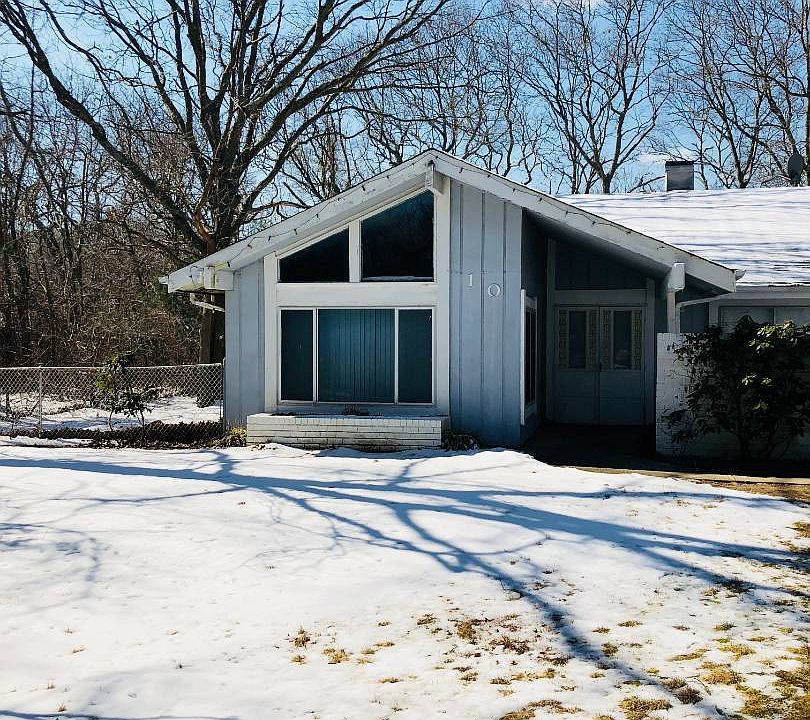 1st image of 10 Fleetwood Dr