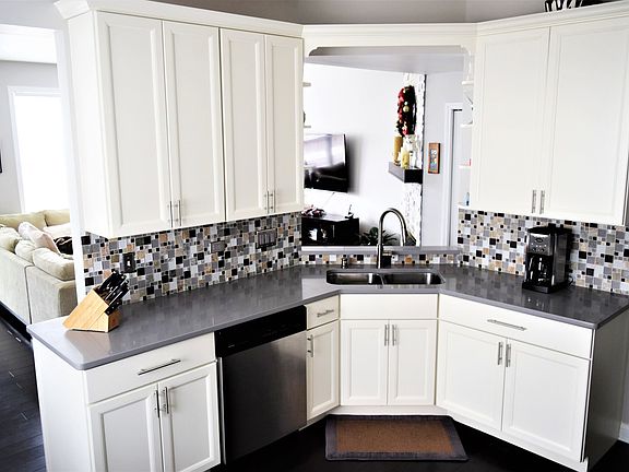 4th image of 99 Oakton Dr