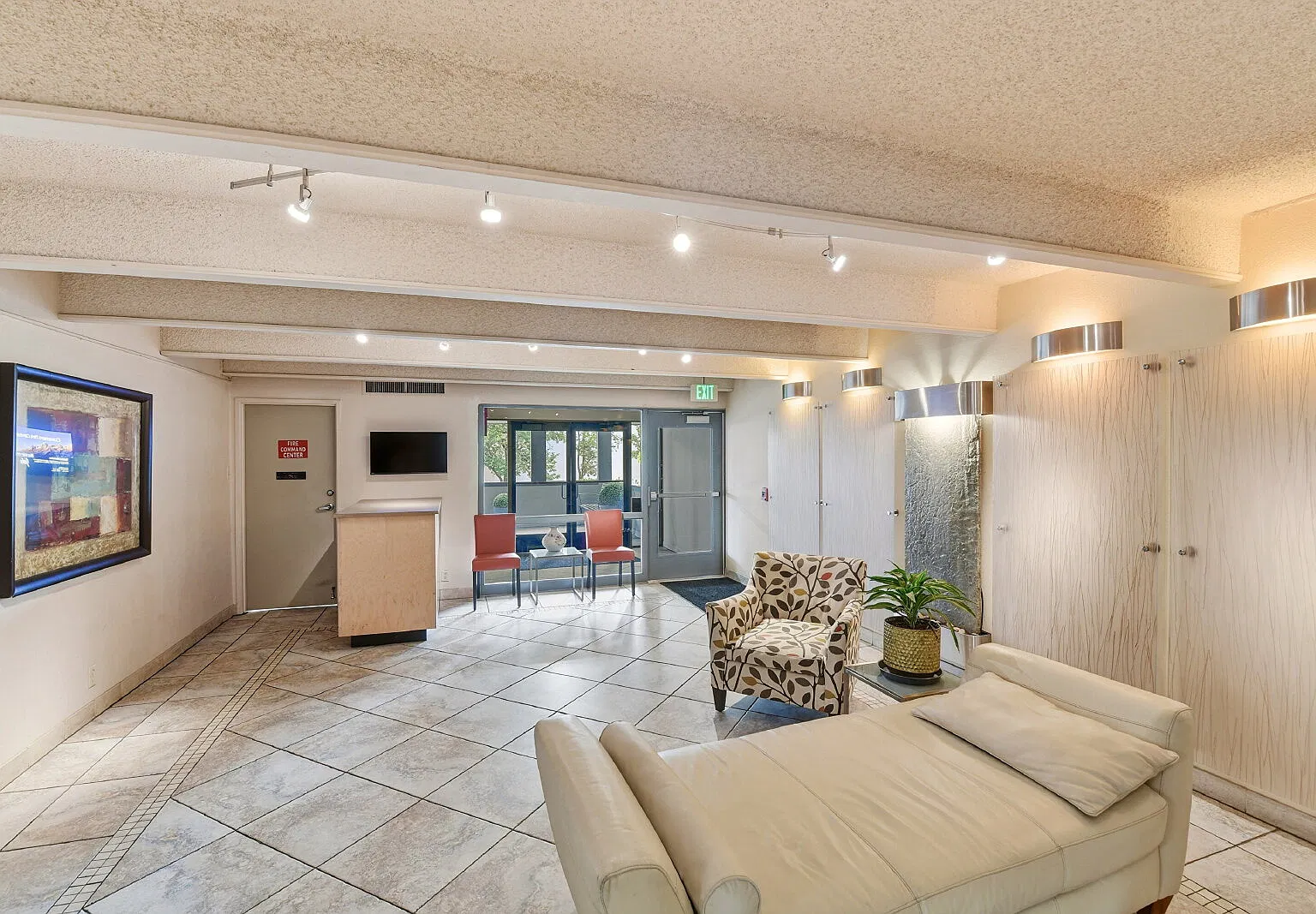 2 bed, 1.0 bath, 1105 sqft, $2,241 — Photo 3