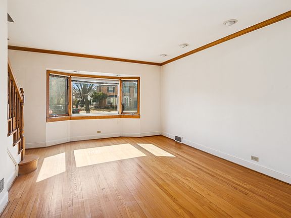 3rd image of 4928 Fairview Ln