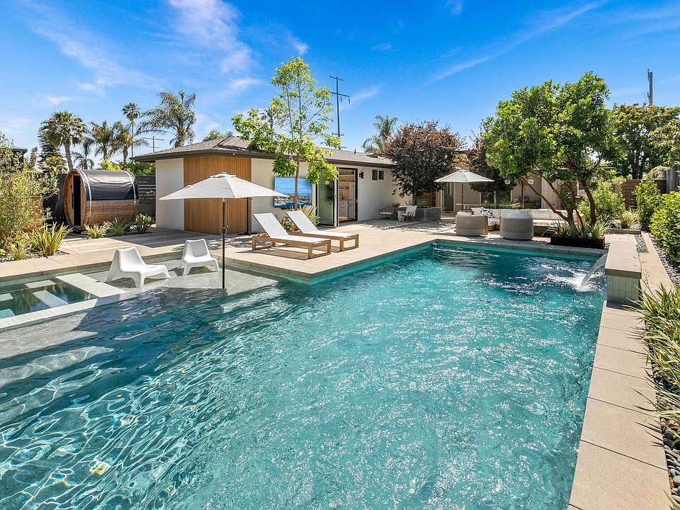 Pool with hot tub, waterfall, and SwimJet!