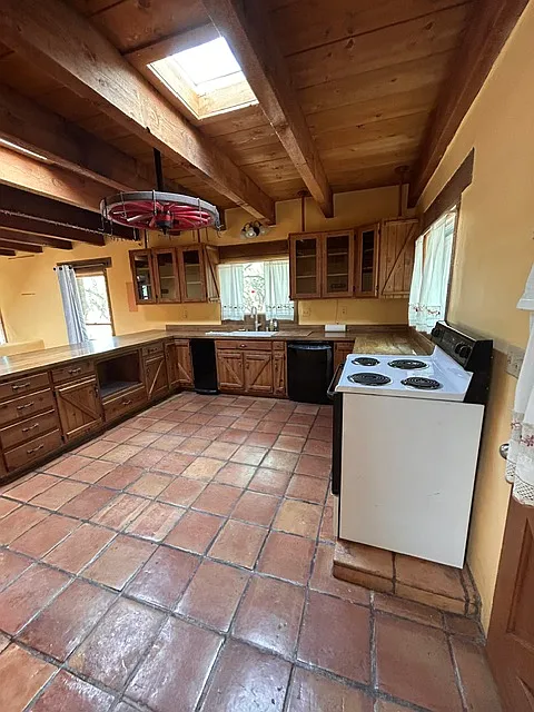3 bed, 2700 sqft, $2,000 — Photo 4