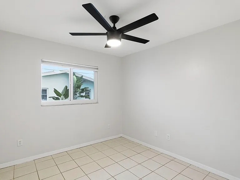 233 SW 43rd St — Photo 27