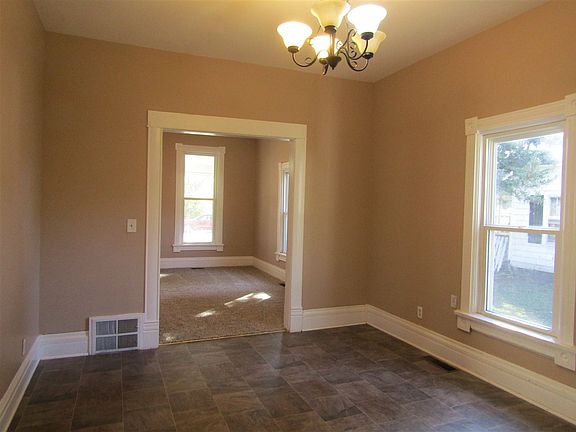 3rd image of 806 W 12th St
