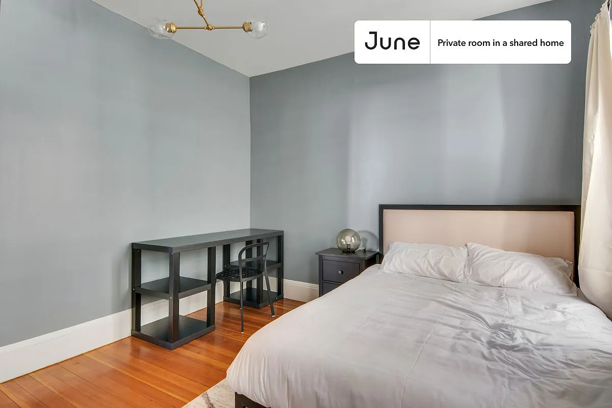 Full bedroom in 4 bed/1 bath home in Polish Triangle #745 B — Photo 2