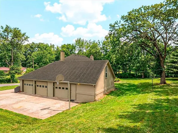 900 NE Barnes Ave, Kansas City, MO 64118