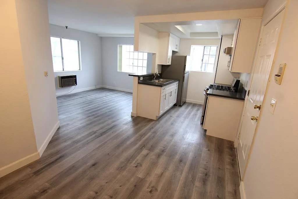 Building Photo - 1217 N Edgemont St #101