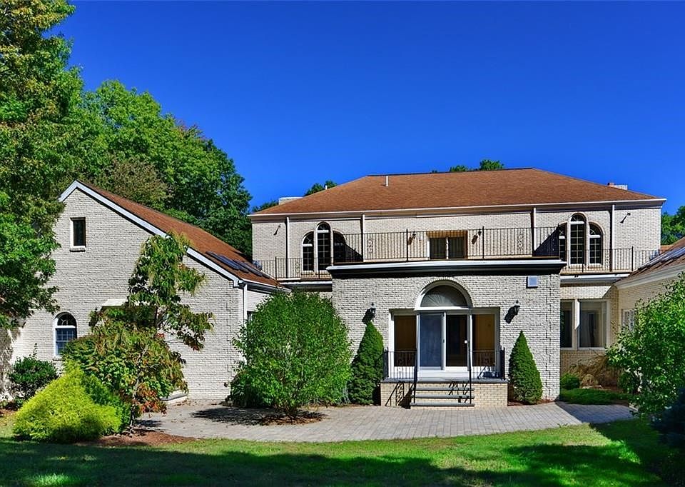 1st image of 135 Beechwood Dr