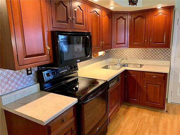 5th image of 1710 Walnut Dr