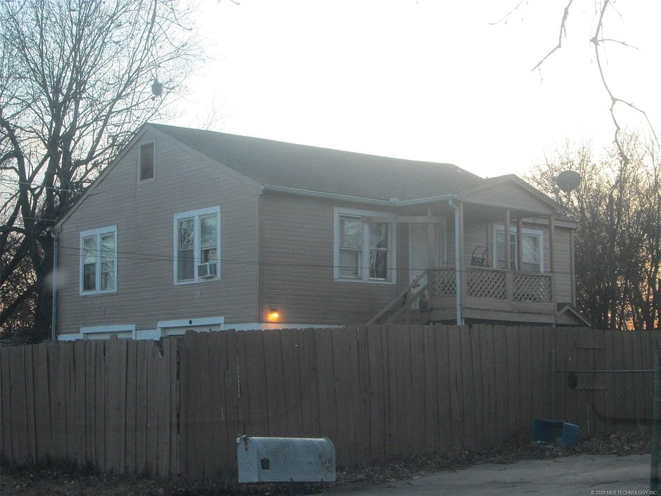 2nd image of 701 W 2nd St