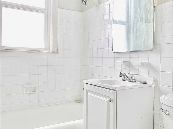 4th image of 2830 E 130th St #15R