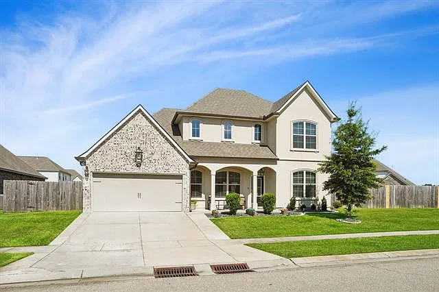 4 bed, 2.5 bath, 2670 sqft, $2,700 — Photo 2