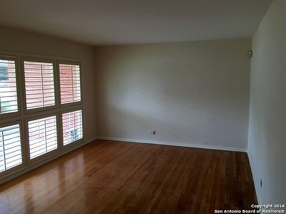 4th image of 411 Sandalwood Ln