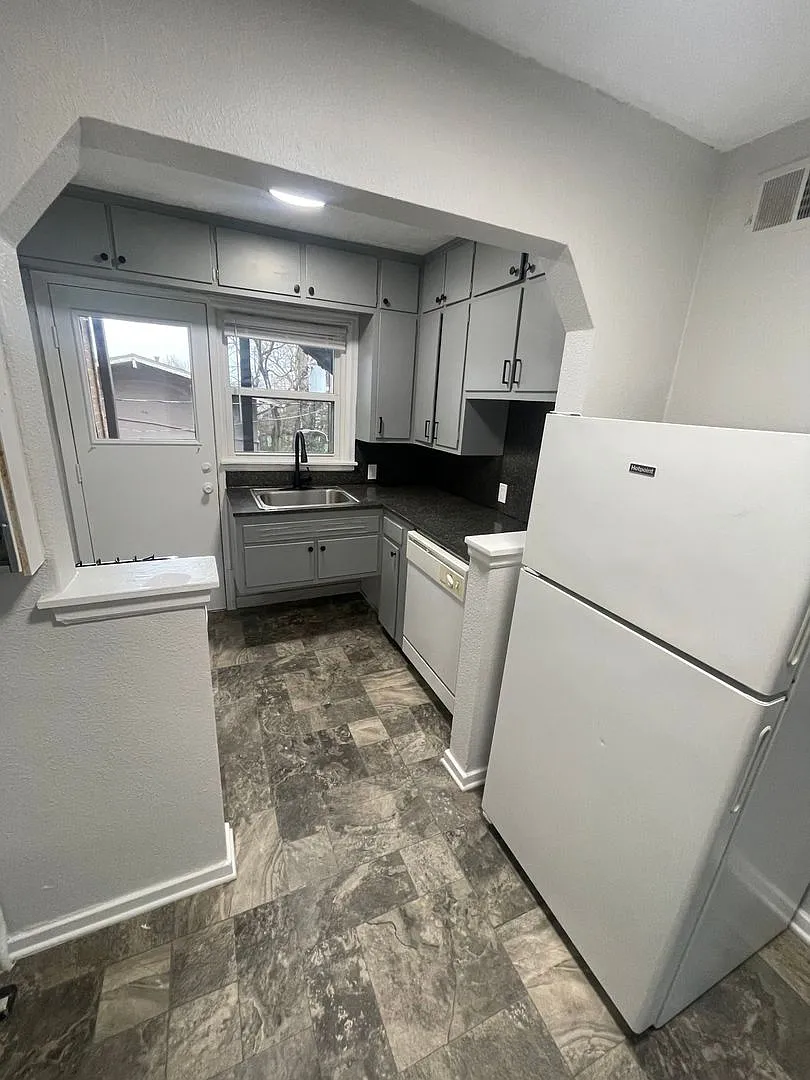 Rose Manor Apartments — Photo 1
