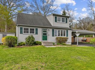 9 Oak Dr, North Stonington, CT 06359