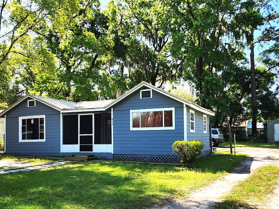 1st image of 811 NW 40th Ave