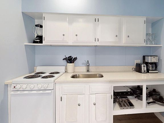2nd image of 3 Bay Ave #25