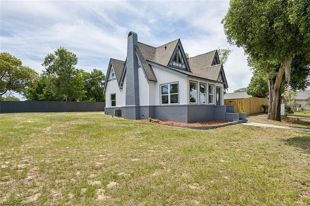 4 bed, 3.0 bath, 2065 sqft, $3,800 — Photo 2