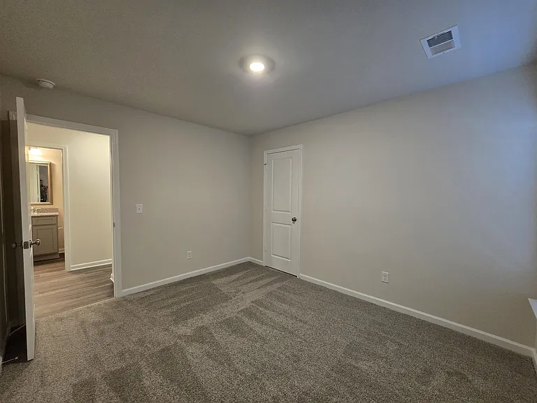 1128 Russell Ave — Photo 11