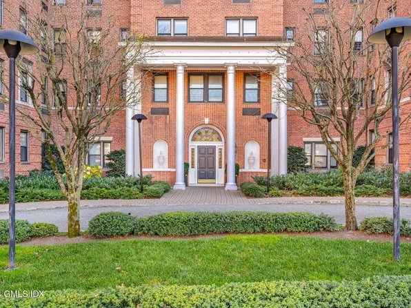 40 W Elm St APT 2D, Greenwich, CT 06830