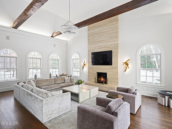 4th image of 10 Wyckham Hill Ln