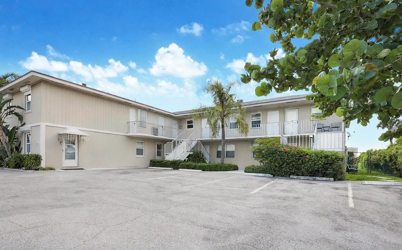 2 bed, 2.0 bath, 880 sqft, $4,300 — Photo 2