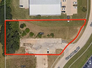 3025 N Grand Prix Dr, Decatur, IL 62526
