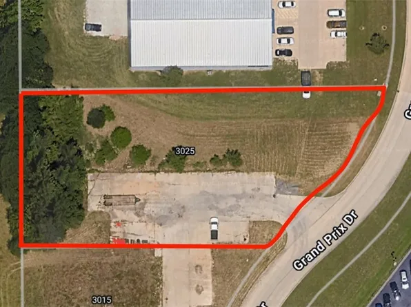 3025 N Grand Prix Dr, Decatur, IL 62526