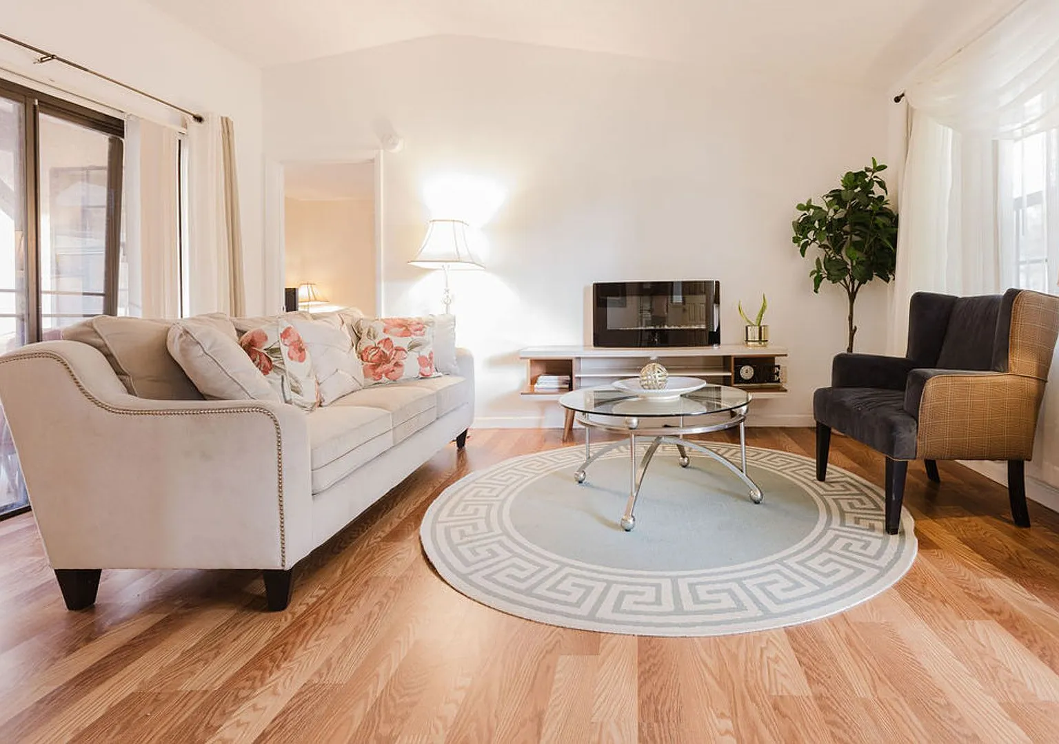 Fully Furnished Rental in Silver Springs Shores — Photo 2