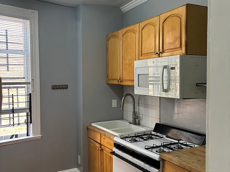1526 W Mount Royal Ave #3R — Photo 1