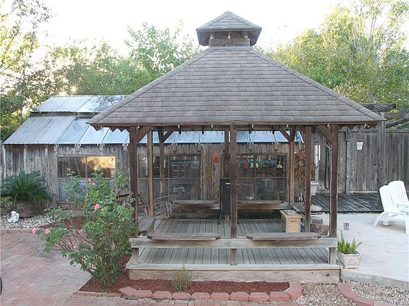 4th image of 303 Woodland Ave