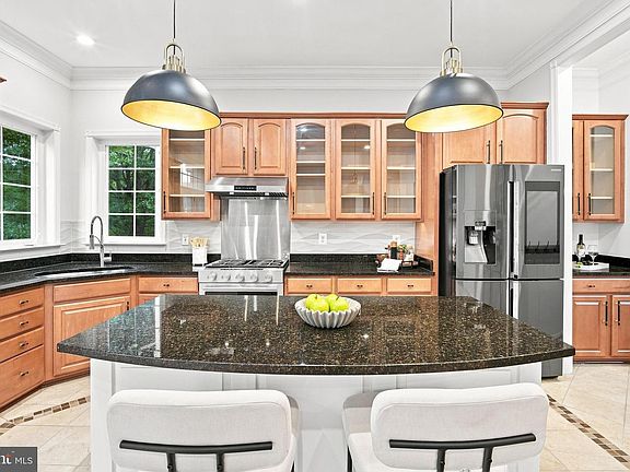 5th image of 8181 Usher Dr