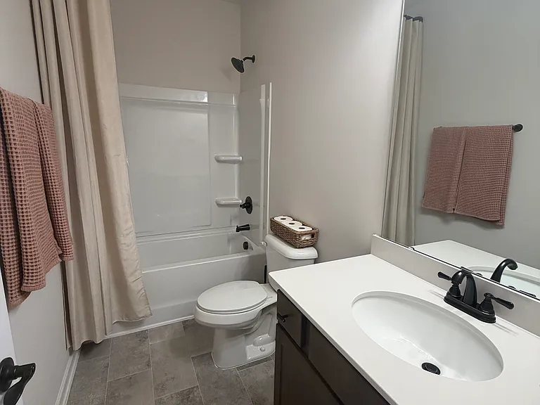 Full-bath upstairs