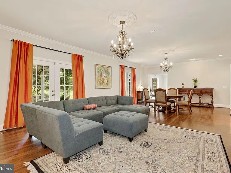9809 Hall Rd — Photo 21