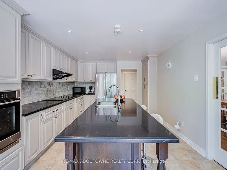 1273 Blackthorn Pl — Photo 11