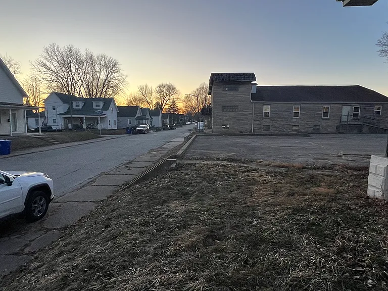 608 W Monroe St — Photo 32